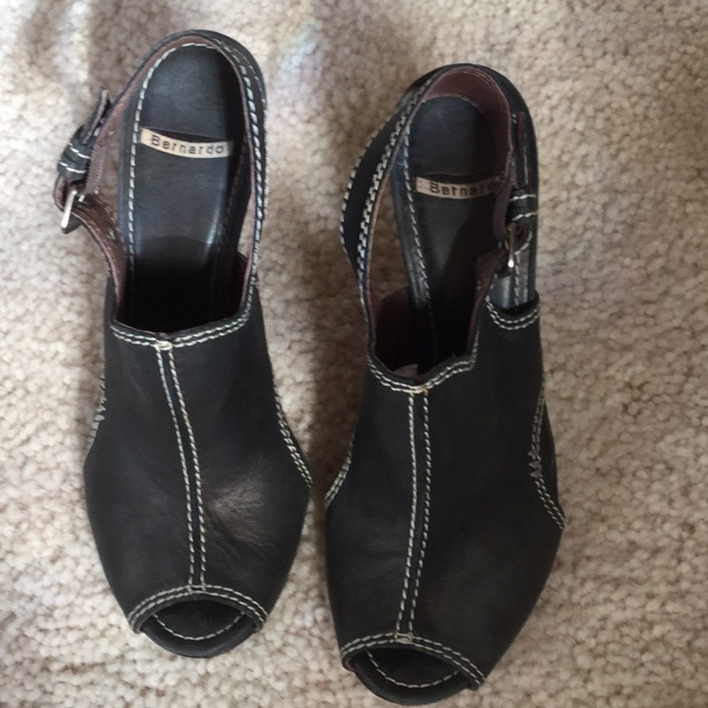 Bernardo brand size 6 1/2 M. Navy blue